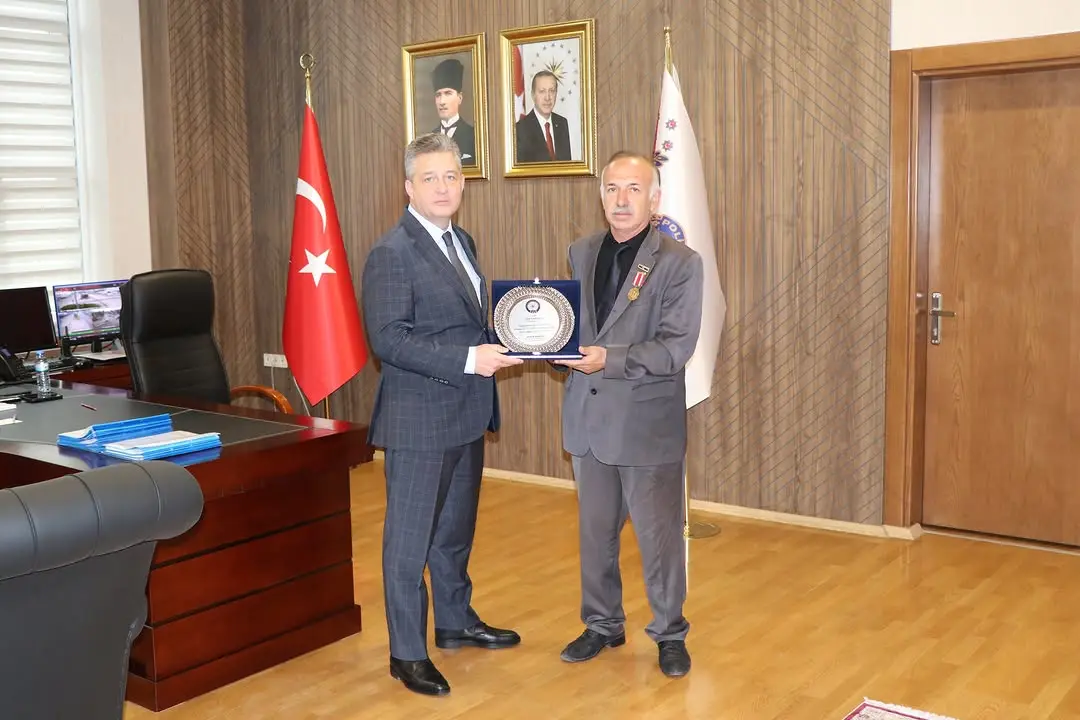 Adıyaman İl Emniyet Müdürü Sayın Arzum NAZMAN, Emekli Personel Cafer KARAKUŞ'a Plaket Takdim Etti