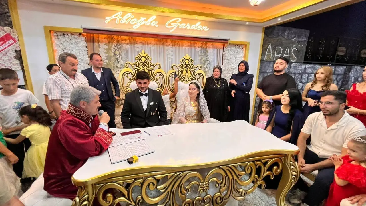 Besni Belediye Başkanı Reşit Alkan, Rabia ve Selçuk'un Düğün Merasiminde Nikah Kıydı