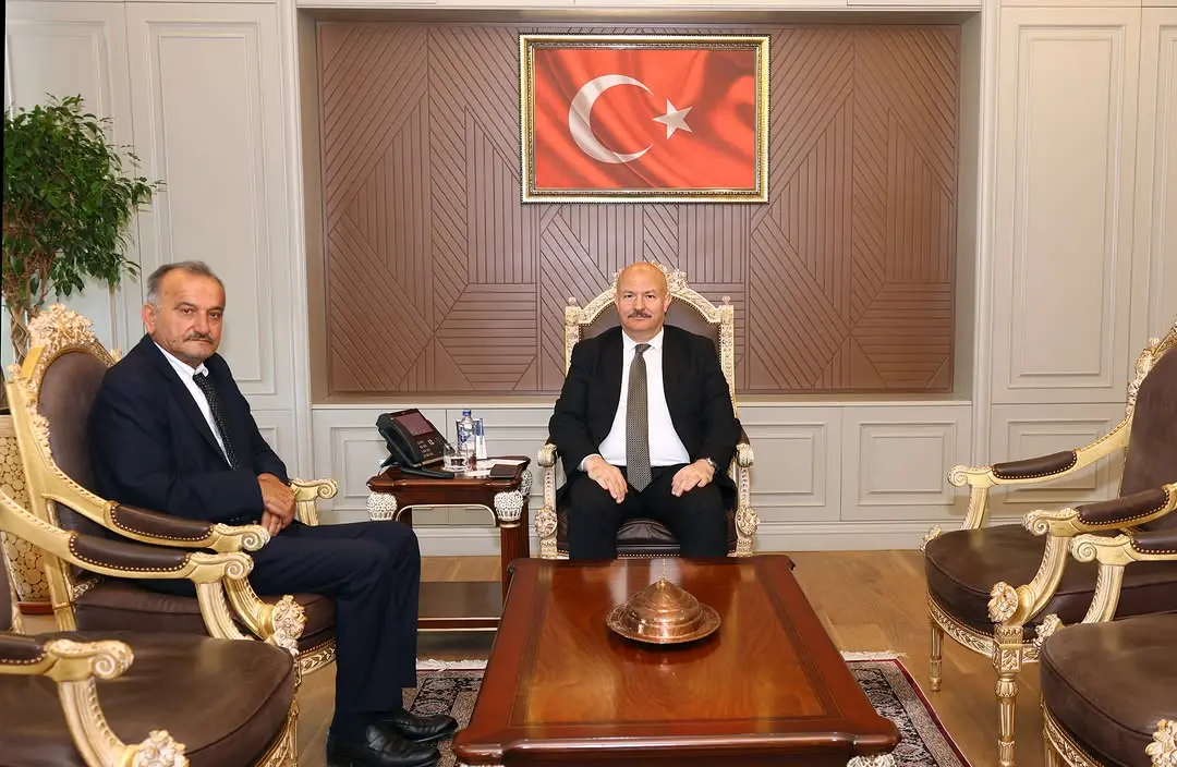 Besni/Çakırhöyük Belde Belediye Başkanı Miktad Çetin, Vali Abdullah Küçük'ü Ziyaret Etti