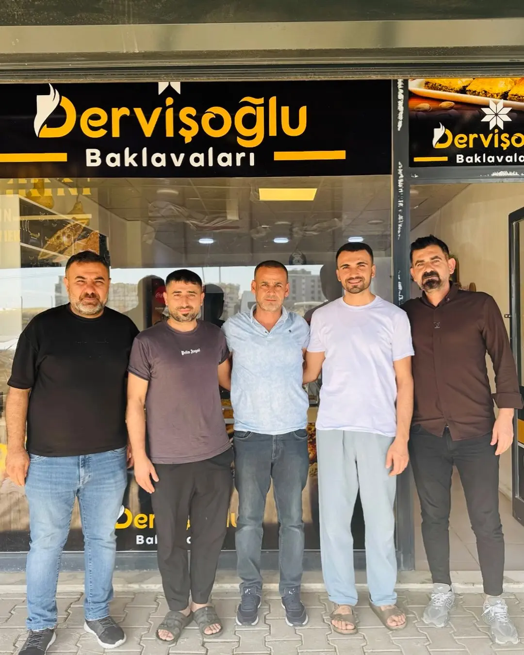 Diyarbakır yolu üzerinde hizmete açılan Dervişoğlu Baklavaları işletmesinin kıymetli sahipleri, değerli...