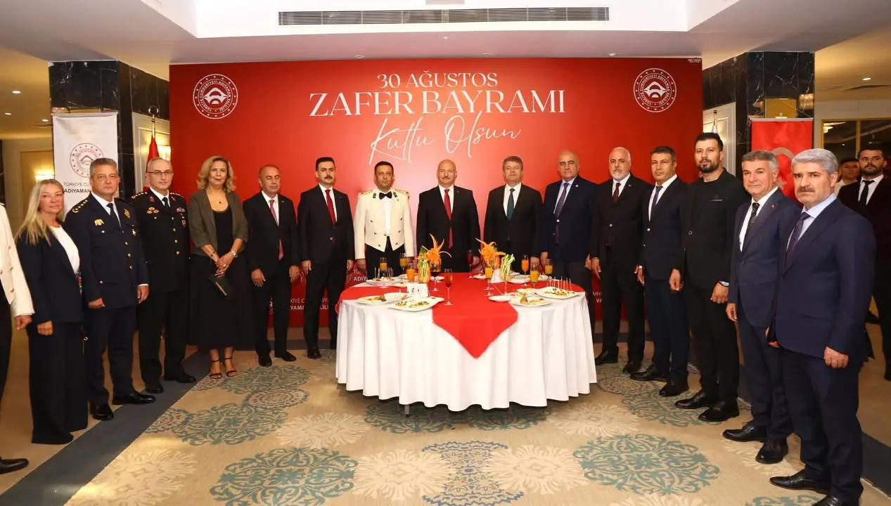Besni Belediyesi Başkanı Reşit Alkan, Adıyaman Valisi Abdullah Küçük'ün 30 Ağustos Zafer Bayramı Kabul Törenine Katıldı