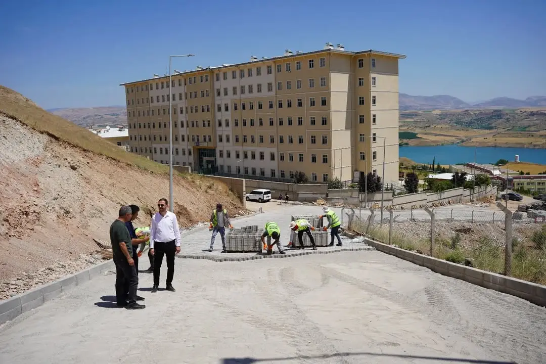 Kahta Belediyesi Tarafından Kahta Meslek Yüksekokulu Yolunda Yapılan Düzenleme Tamamlandı