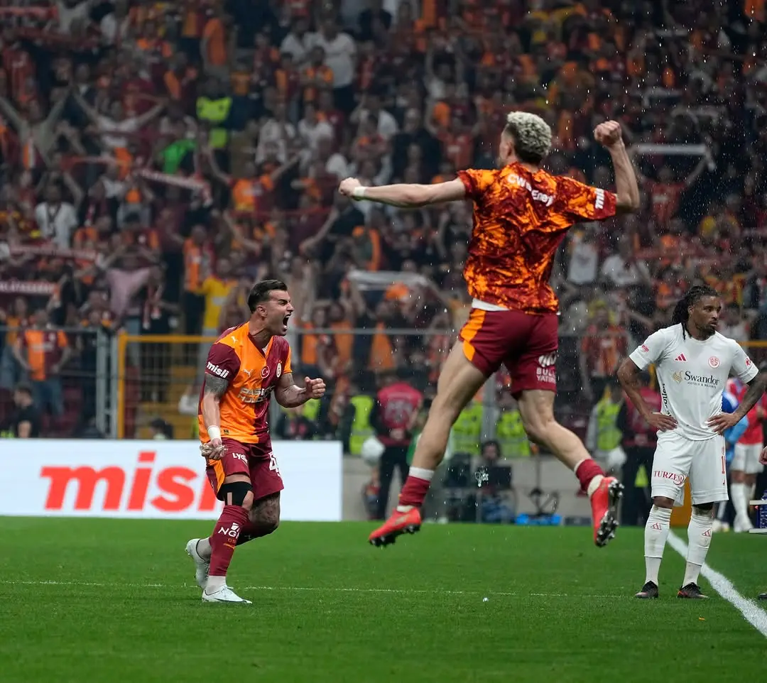 Galatasaray Spor Kulübü Futbol Takımı Oyuncuları Mutluluktan Uçuyor!