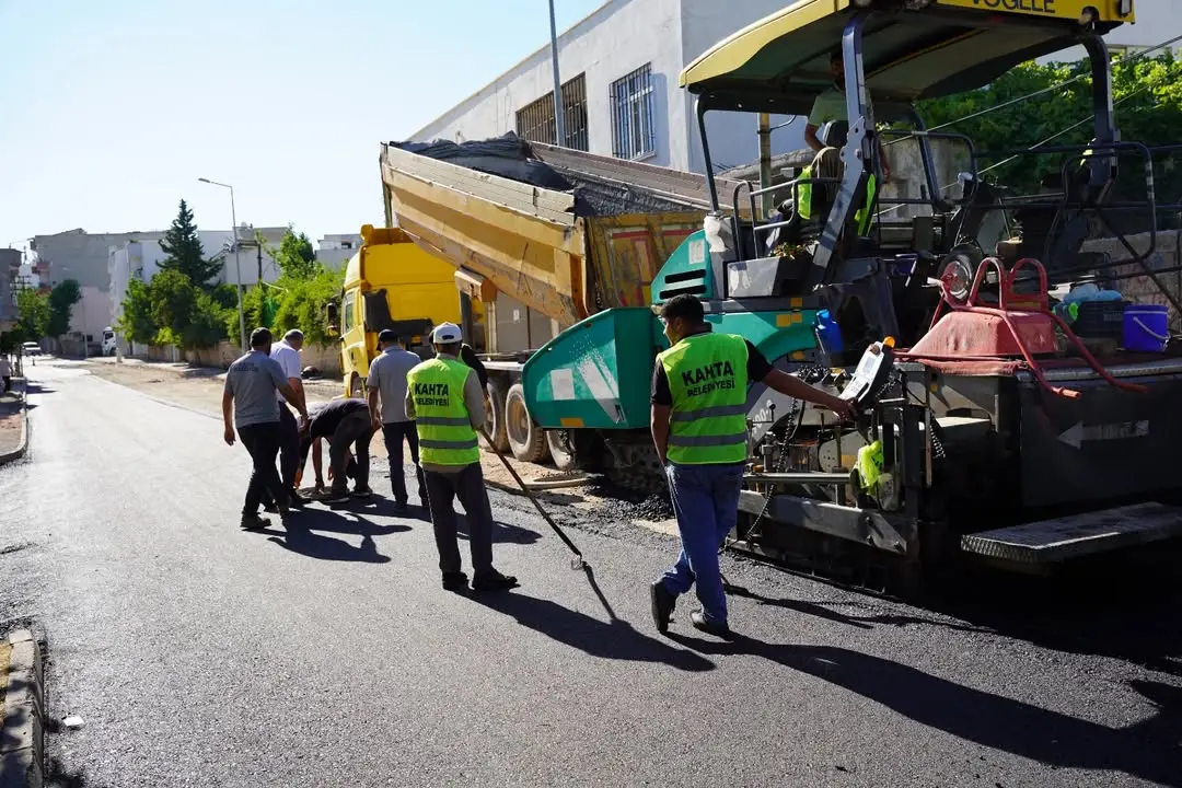 Kahta Belediyesi'nin Atatürk Caddesi'nde Yaptığı Yenileme Çalışmaları Devam Ediyor