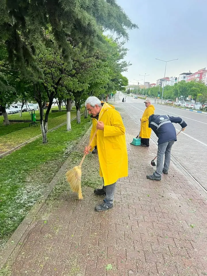 Besni Belediyesi'nin Yağış Sonrası Temizlik Çalışmaları