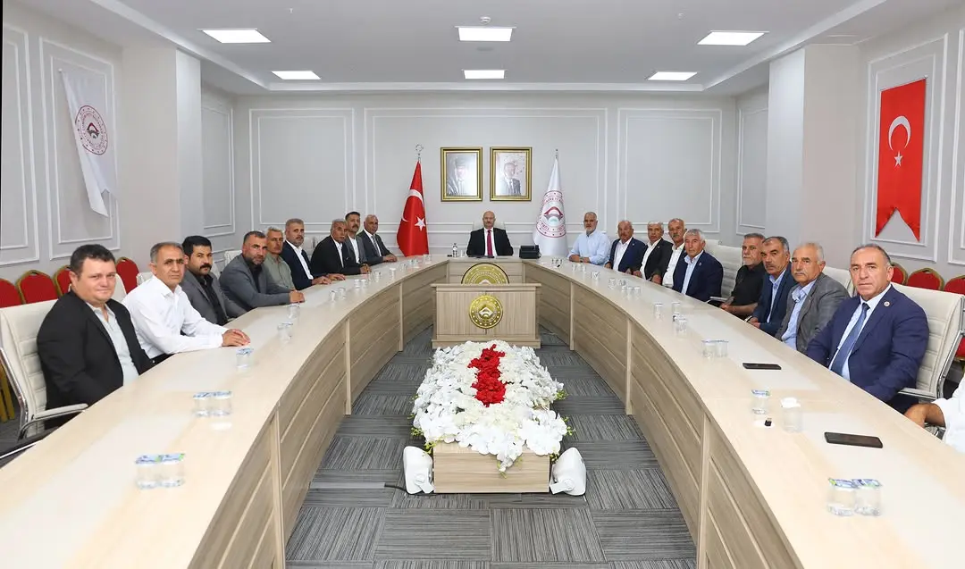 Adıyaman Merkez Köy Muhtarları Derneği Başkanı Hüseyin Göçer ve Köy Muhtarları Vali Abdullah Küçük'ü Ziyaret Etti