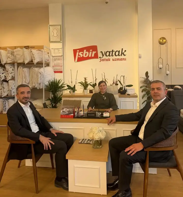 Adıyaman Ticaret ve Sanayi Odası Başkanı Mehmet Torunoğlu, Üyesi Handan Açıkgöz'ü İşbir Yatak Mağazası'nda Ziyaret Etti