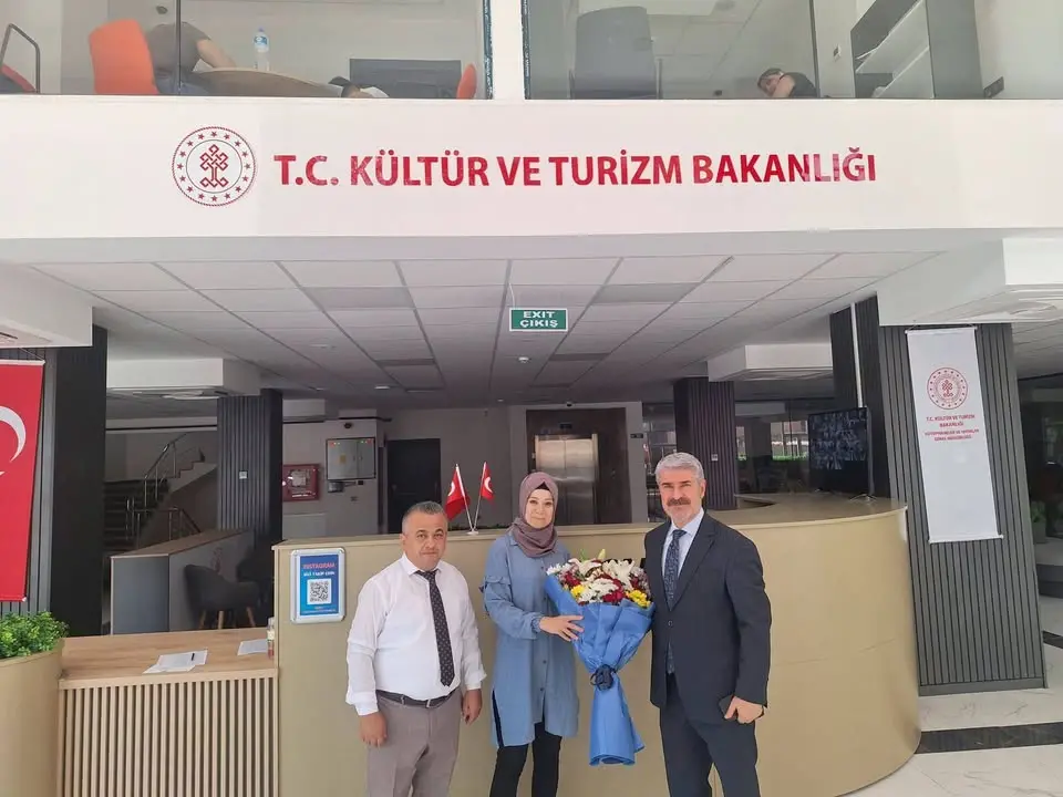 Besni Belediye Başkanı Reşit Alkan, İlçe Halk Kütüphanesi'ni Ziyaret Etti