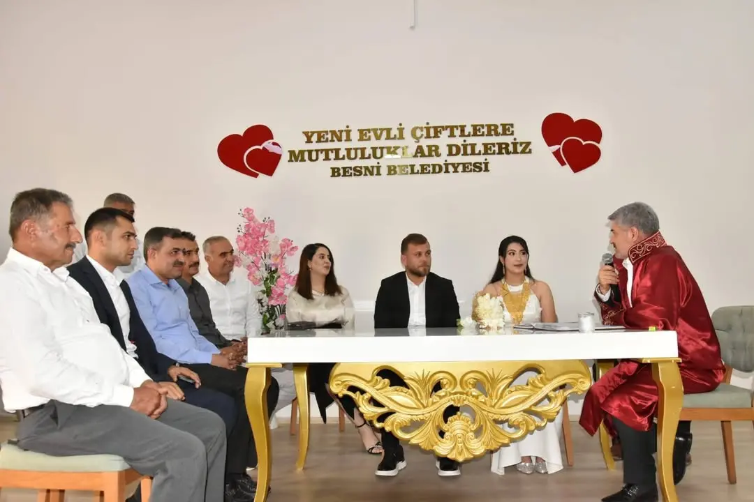 Besni Belediye Başkanı Reşit Alkan'ın Nikah Kıydığı Genç Çiftin Mutlu Günü