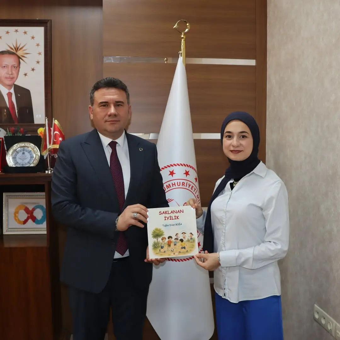 Öğretmen ve Yazar Tuğba Dilan Boğa, İlçe Millî Eğitim Müdürümüz Sn. Lütfü Başli’yi ziyaret ederek...