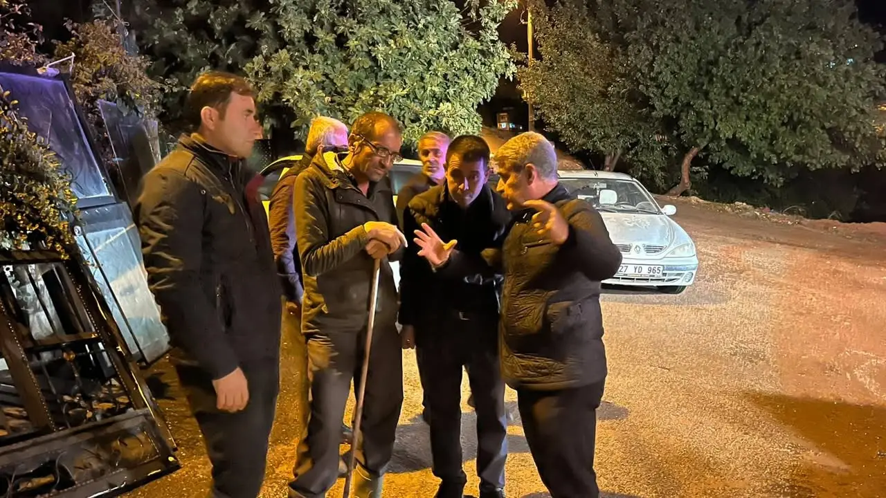 Besni Belediyesi'nin Sağanak Yağış Sonrası Yapılan Çalışmaları İncelediği Görseller