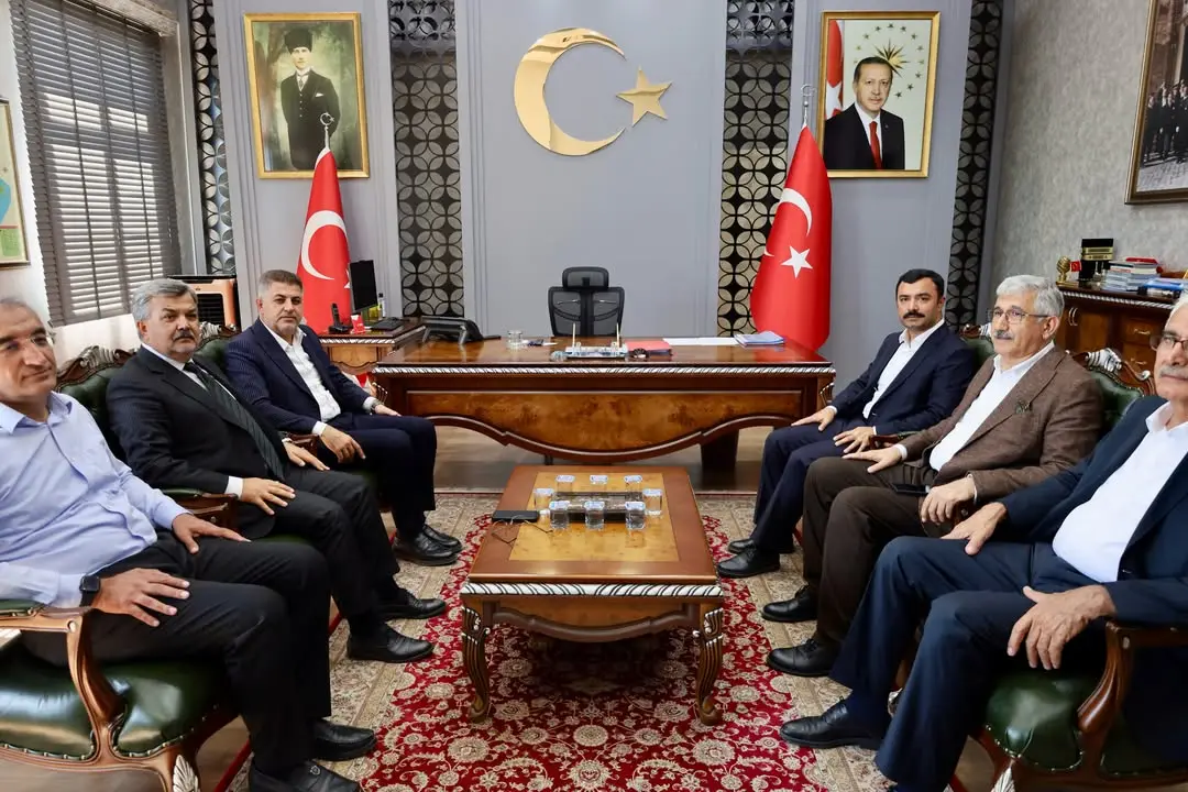 Adıyaman Milletvekili İshak ŞAN ve Kahta Belediye Başkanı Mehmet Can HALLAÇ Kaymakamlığı Ziyaret Etti