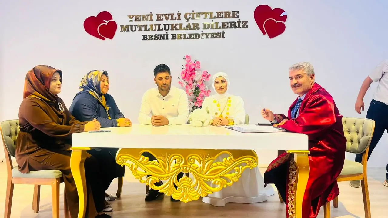 Besni Belediye Başkanı Reşit Alkan, Nurcan ve Cumali Çiftinin Nikahını Kıydı