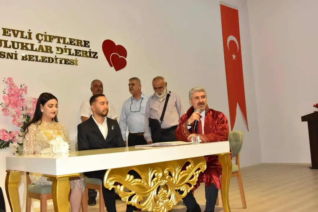 Besni Belediye Başkanı Reşit Alkan, Genç Bir Çiftin Nikahını Kıydı