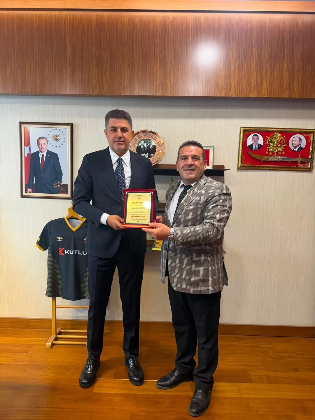 TBMM Başkanlık Divan Katip Üyesi Doç. Dr. İshak Şan'dan Mega Karma Sanayi Sitesi Başkanı Murat Karayıldız'a Teşekkür