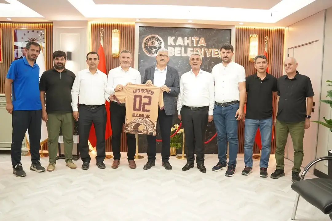 Kahta Masterler Futbol Ekibi, Belediye Başkanı Mehmet Can Hallaç'ı Ziyaret Etti