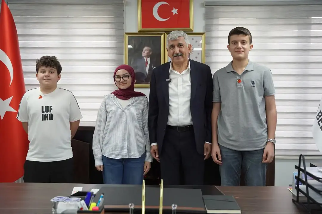 Kahta Belediyesi Başkanı Mehmet Can Hallaç, Başarılı Öğrencileri Ağırladı
