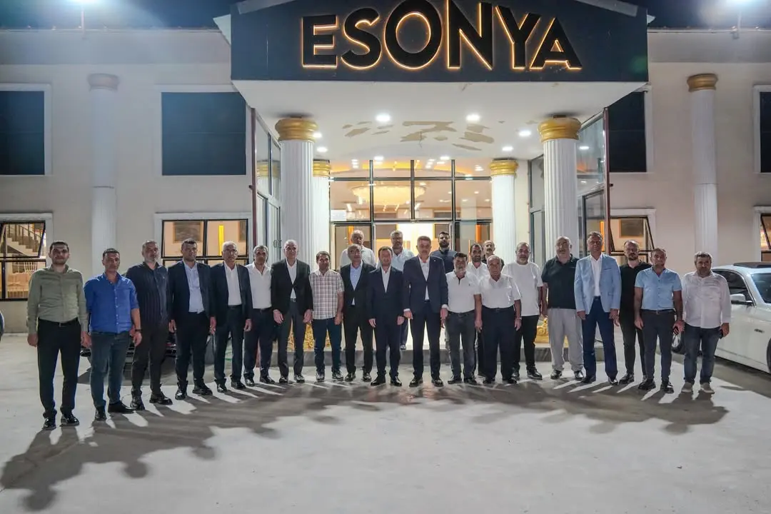 MHP Kahta İlçe Başkanı Gaffar Çelebi, İlçe Başkanı Haşim Turan ve Teşkilat Üyeleri Esonya Düğün Salonu İşletmecisi Mustafa Şahin'i Ziyaret Etti
