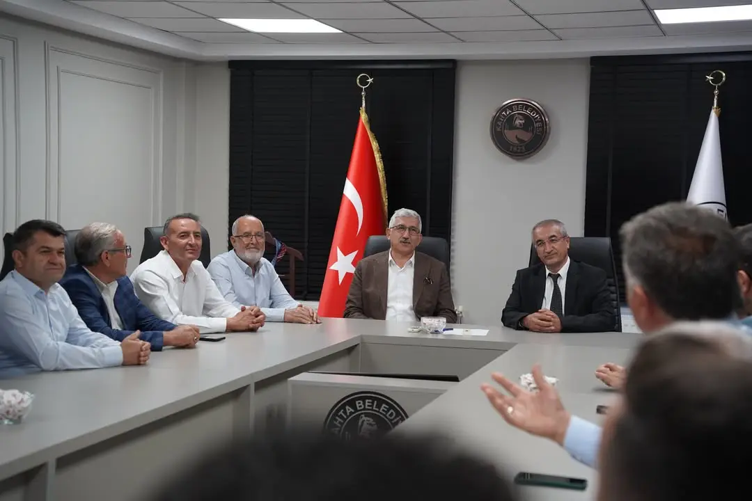 AK Parti Kahta İlçe Başkanı ve Yönetimi Belediye Başkanı Hallaç'ı Ziyaret Etti