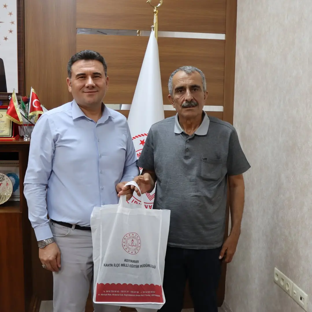 Kahta Yazı İşleri Müdürü Sırrı İnan, İlçe Millî Eğitim Müdürü Lütfü Başli'yi Ziyaret Ederek Veda Etti