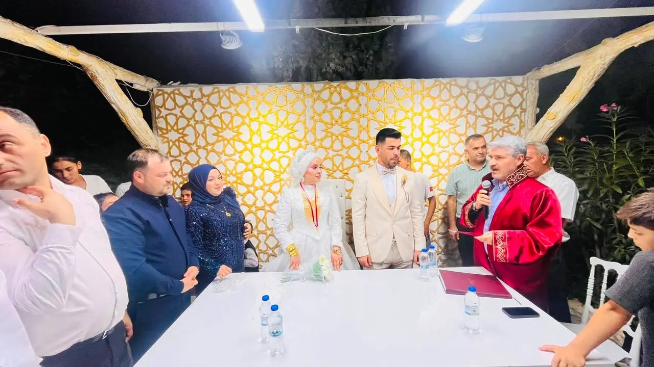 Besni Belediye Başkanı Reşit Alkan, Özer ve Karakuş Ailelerinin Düğün Merasimlerine Katıldı
