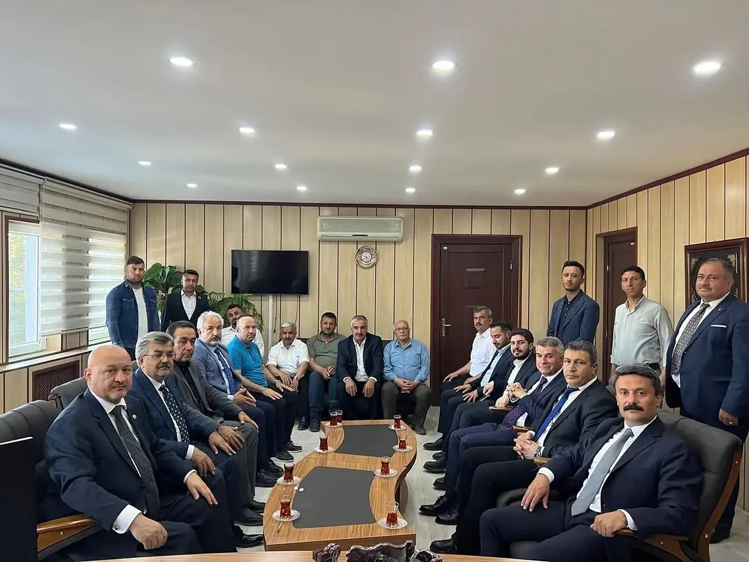 AK Parti Adıyaman İl Başkanı Ekrem Çadır ve Teşkilatı Besni Kaymakamı Aslan'ı Ziyaret Etti
