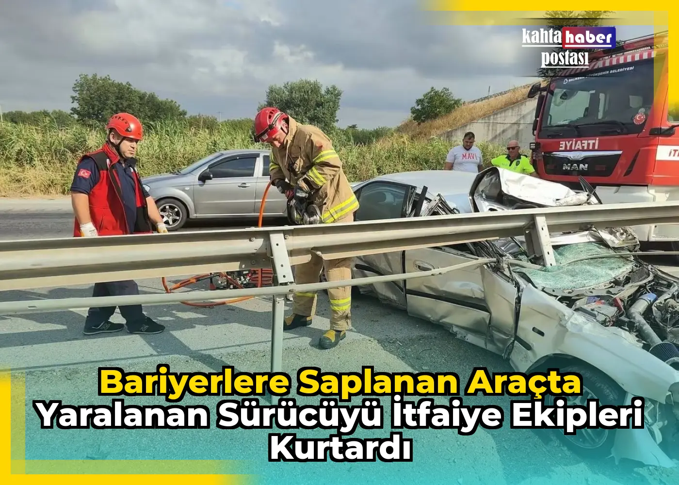 Bariyerlere Saplanan Araçta Yaralanan Sürücüyü İtfaiye Ekipleri Kurtardı