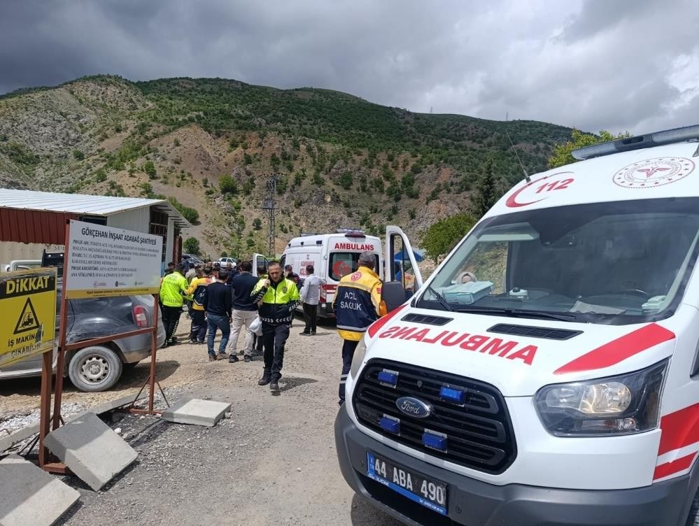 Adıyaman-Malatya Yolunda Kamyonet Şantiyede Prefabrik Yapıya Çarptı: 3 Yaralı