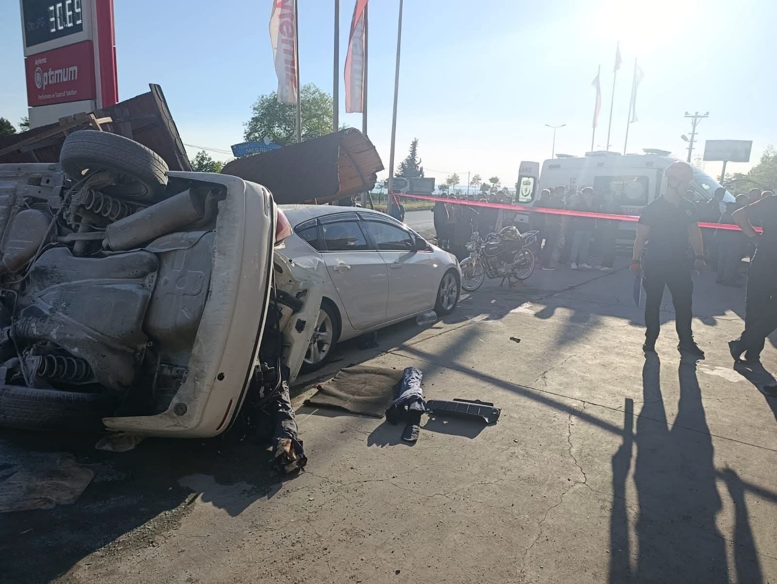 Akaryakıt İstasyonuna Dalıp Çocuklara Çarpan Otomobil