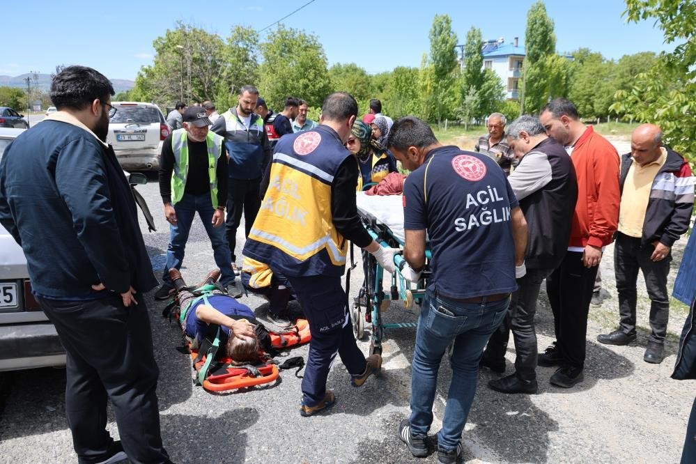 Elazığ'da Trafik Kazası: 5 Yaralı
