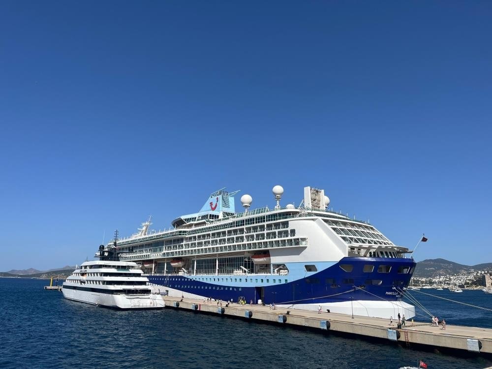 Bodrum'a İki Kruvaziyer Gemisi Geldi