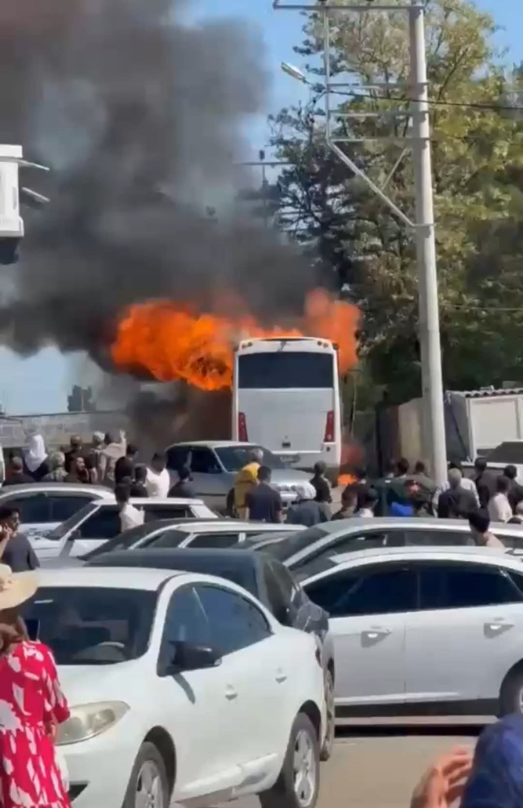 Şanlıurfa'da Tur Otobüsü Alevlere Teslim Oldu