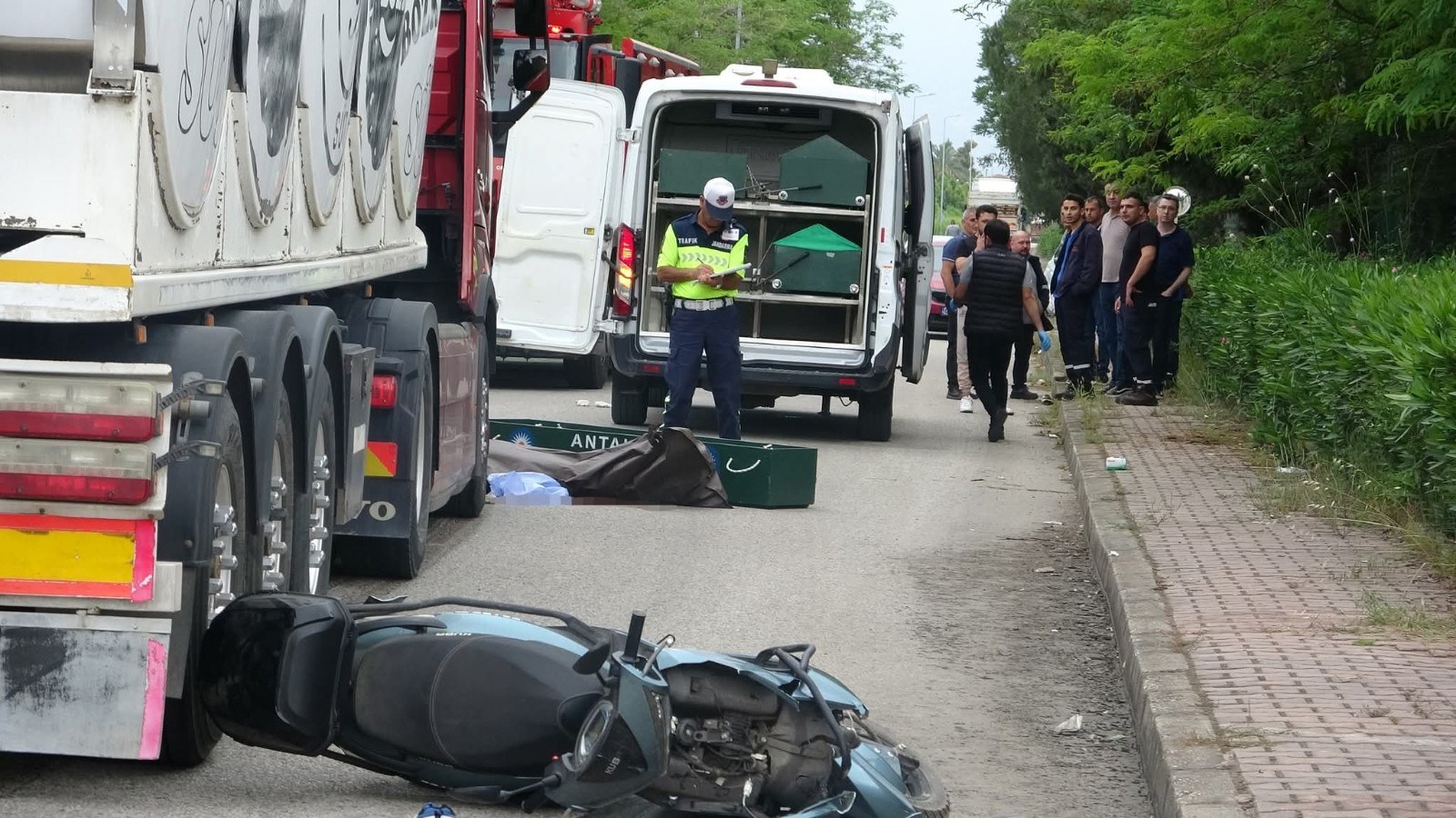 Antalya'da Motosiklet Kazası: 19 Yaşında Sürücü Hayatını Kaybetti