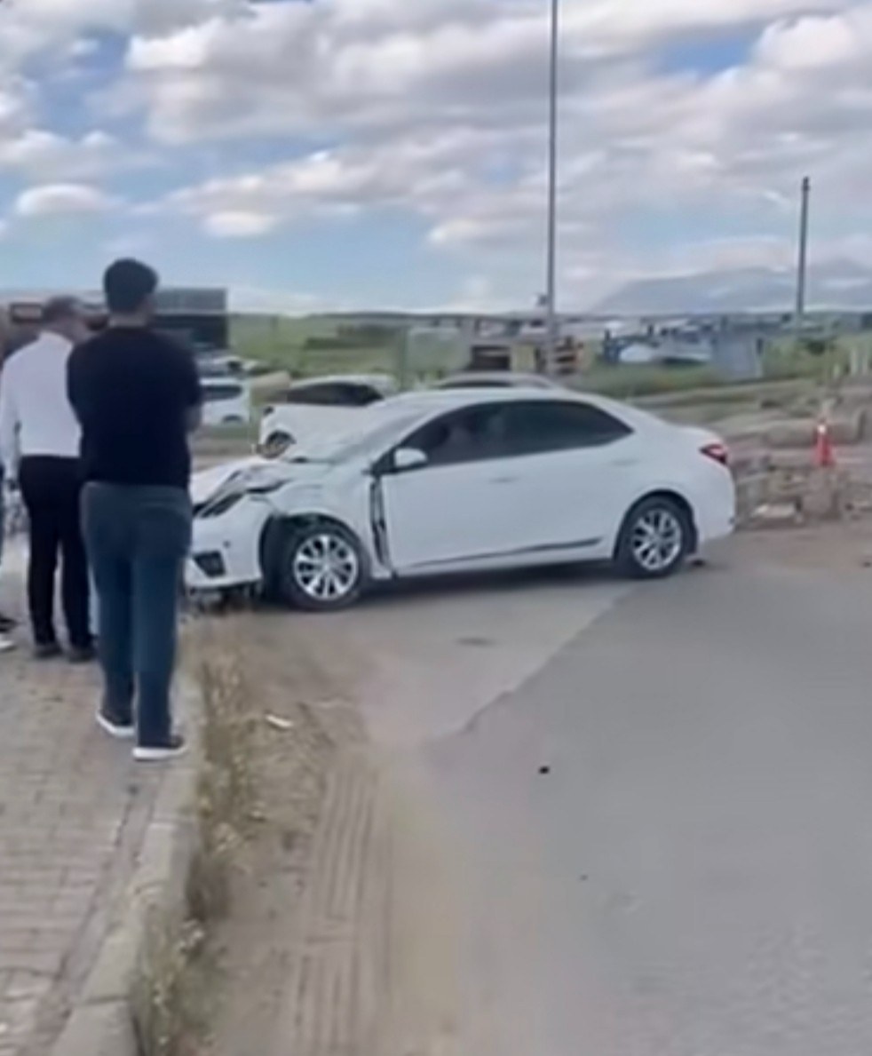 Kahta Sanayi Kavşağında Trafik Kazası
