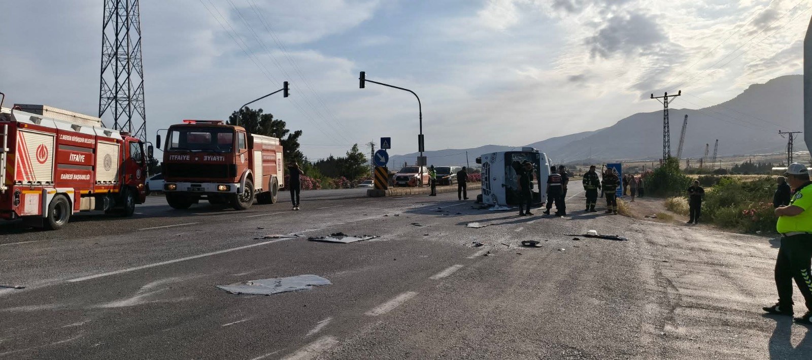 Silifke'de Öğrenci Servisi Devrildi: 17 Yaralı
