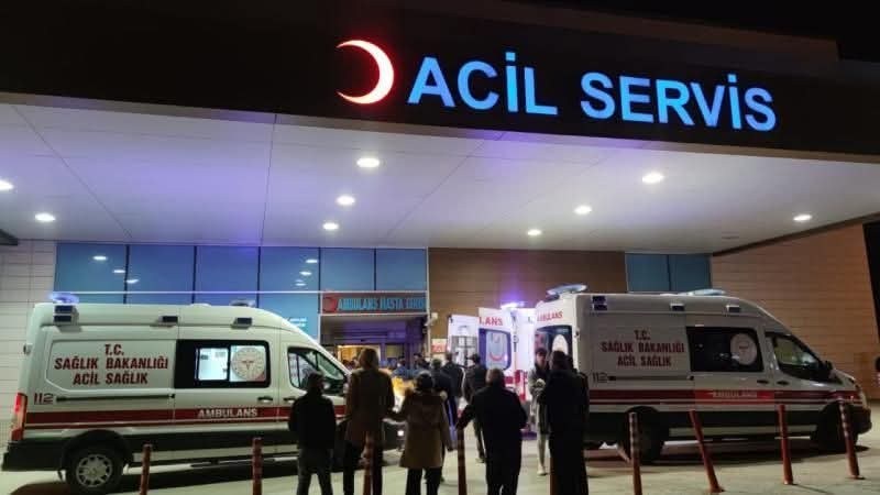 AVM' nin Yemek Katında Bıçaklı Kavga: 2 Yaralı