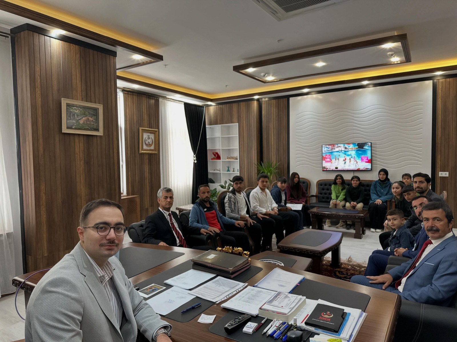 Sincik'te Dereceye Giren Öğrenciler Kaymakamı Ziyaret Etti