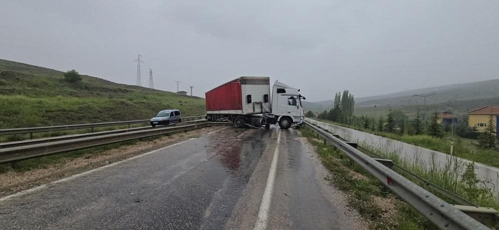 Haymana'da Tır ve Minibüs Çarpıştı: 11 Yaralı