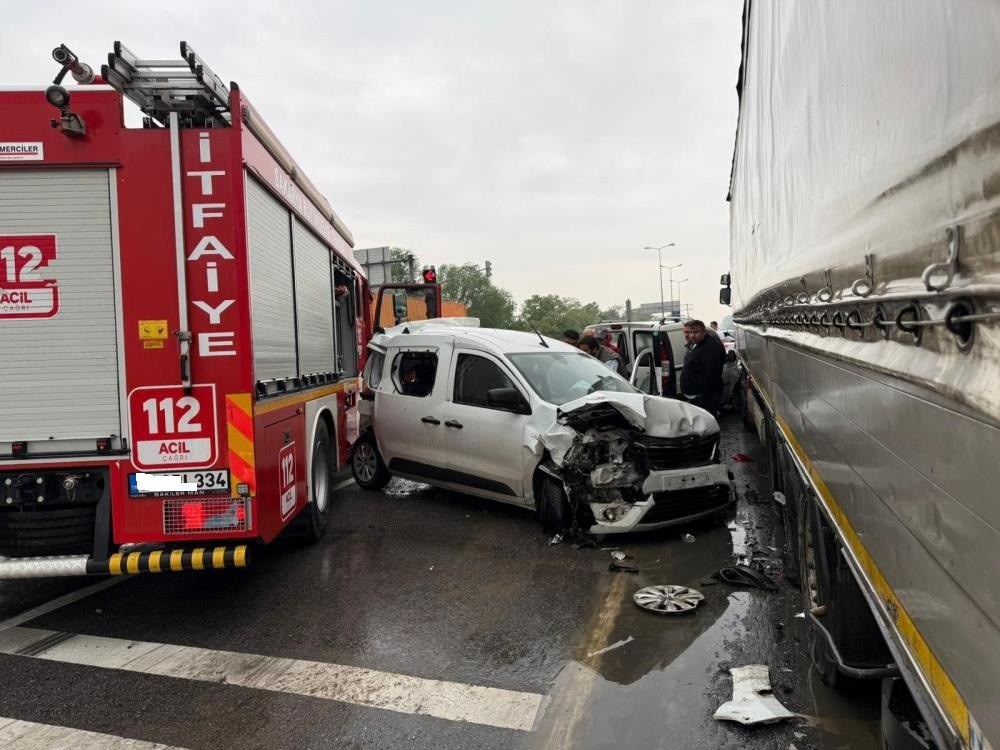 Sakarya'da Zincirleme Kaza: 4 Yaralı