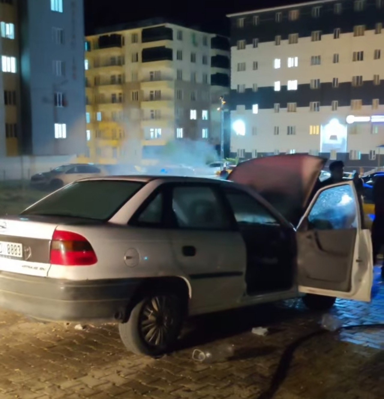 Besni'de Park Halindeki Araç Alev Aldı