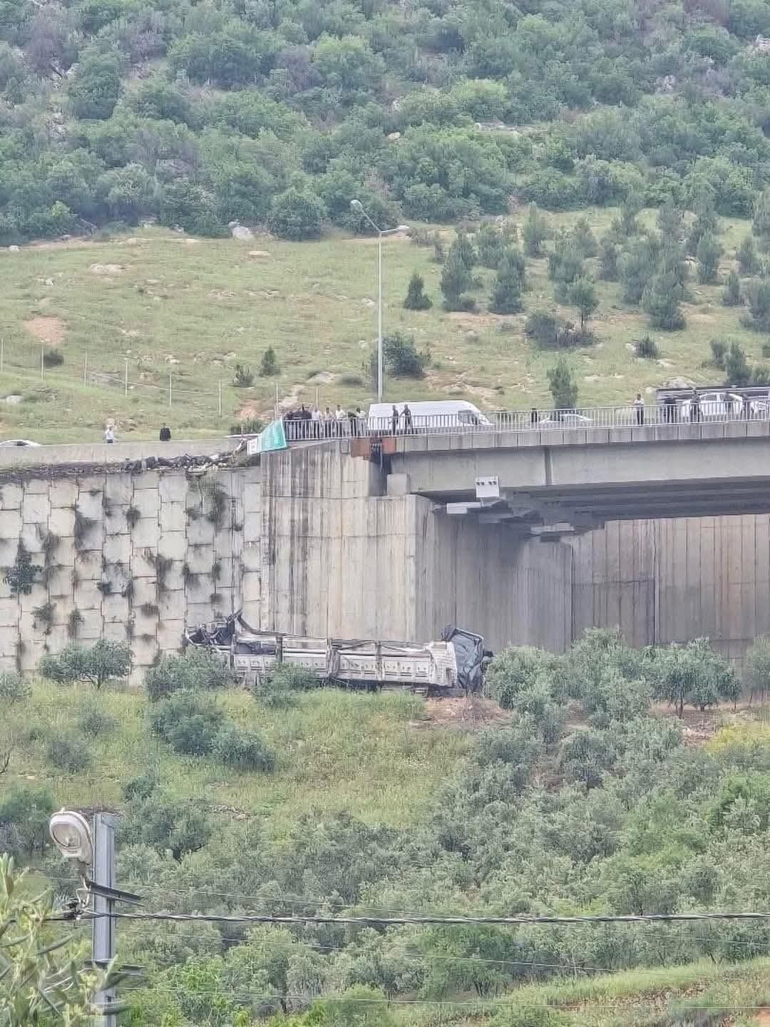 Nurdağı'nda Tır Viyadükten Uçtu