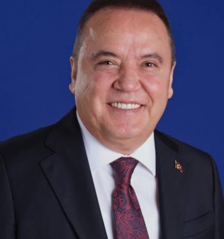 Antalya Belediye Başkanı Böcek'in Tutuklama Kararı Ev Hapsine Çevrildi