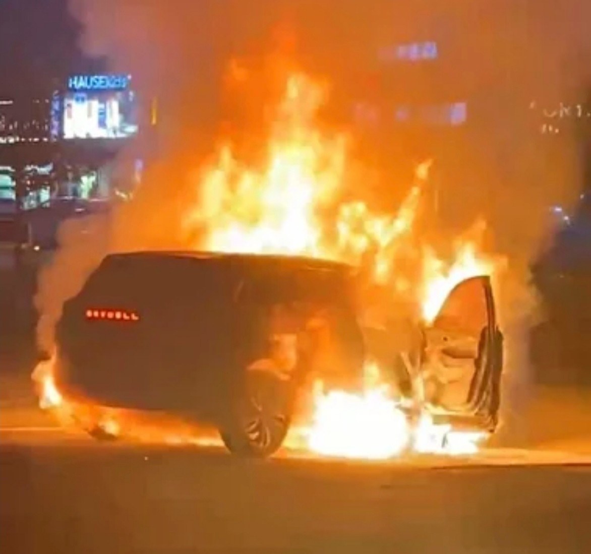 Seyir Halindeyken Elektrikli SUV Araç Alev Aldı. Sürücü Kendini Zor Kurtardı