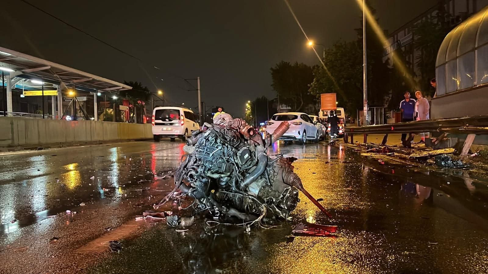 Bursa'da Trafik Kazası: Otomobil Motoru Yerinden Koptu