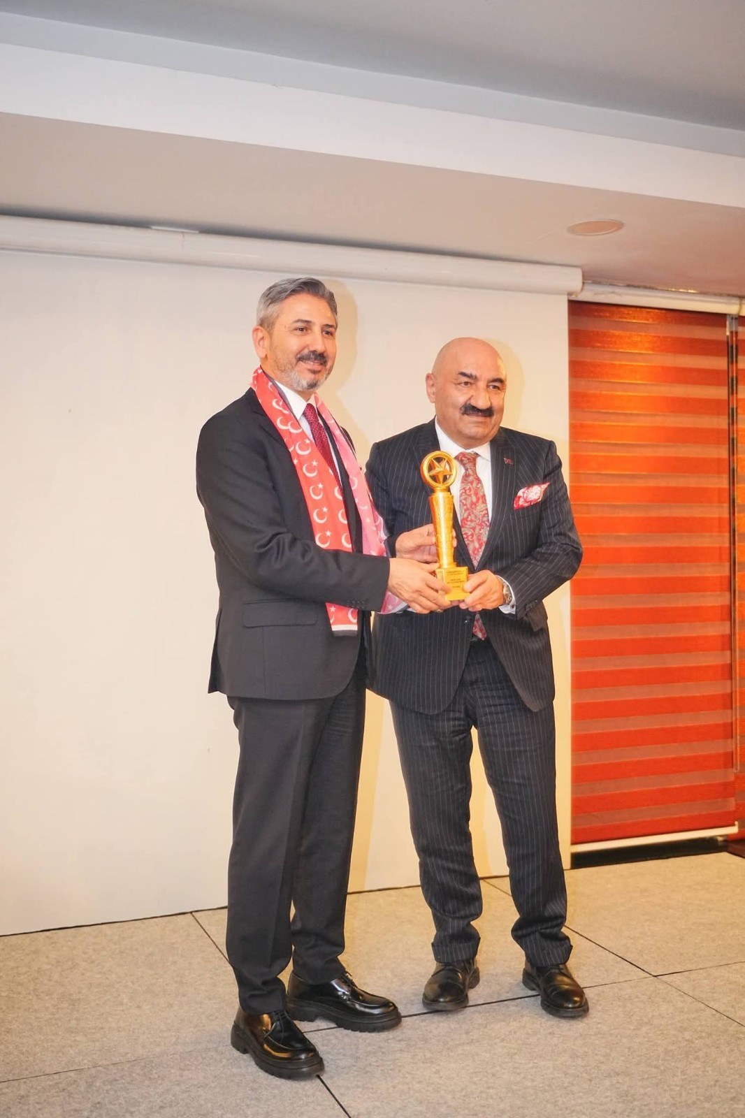 Bakan Yardımcısı Ahmet Aydın Ödül Aldı