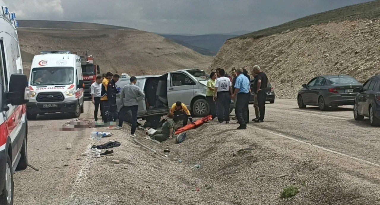 Malatya Yolunda Bayram İçin Yola Çıkan Minibüs Kaza Yaptı
