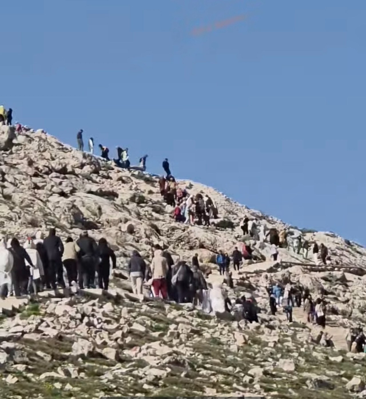 Nemrut Dağı Turist Akınına Uğradı
