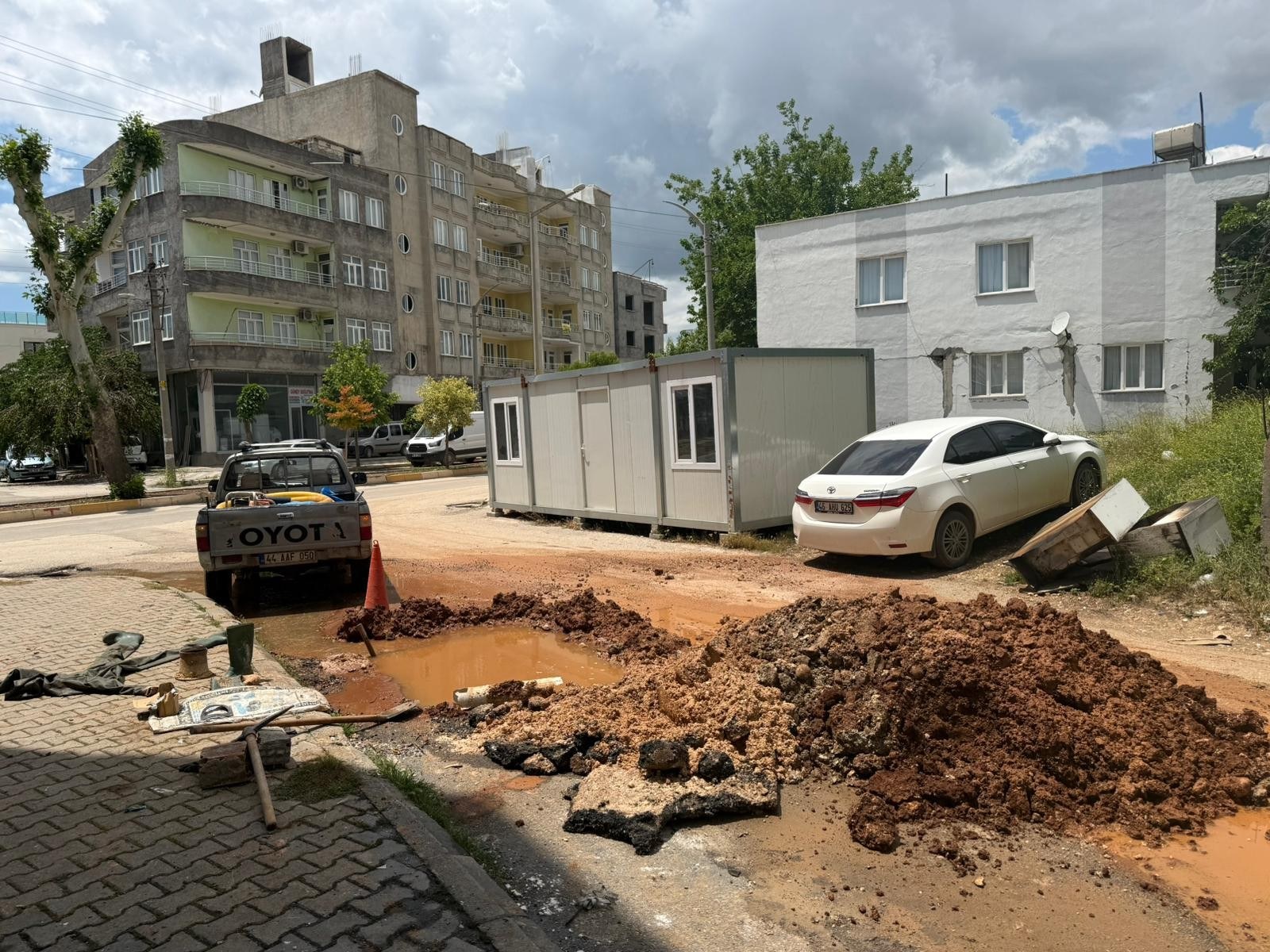 Adıyaman'da Çocuk Yol Ortasındaki Çukura Düştü