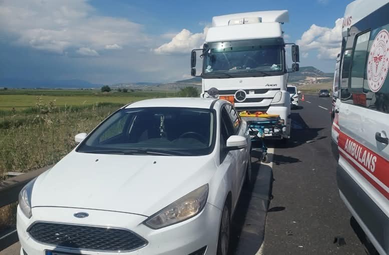 TAG Otoyolu'nda Trafik Kazası: 1 Ölü, 2 Yaralı