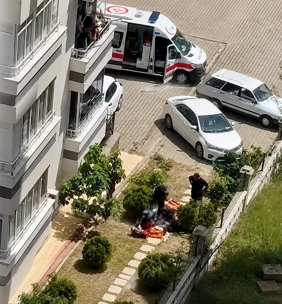 Kahramanmaraş'ta Cam Silerken 9. Kattan Düşen Genç Öldü